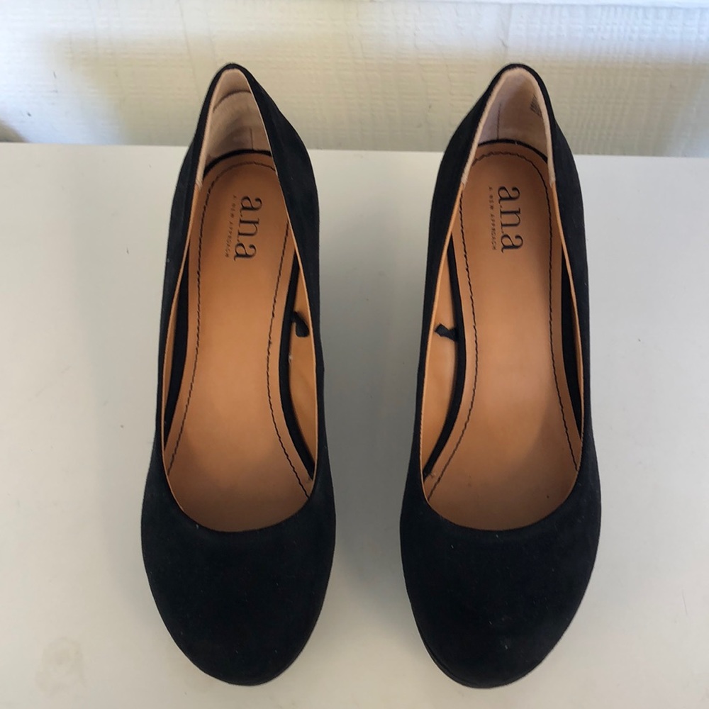 Black wedges